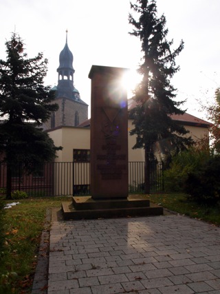 Bild: Denkmal zu Ehren der Opfer des Nationalsozialismus im Stadtpark von Hettstedt.