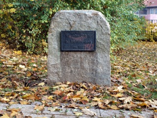 Bild: Gedenkstein zu Ehren der Opfer der Trichinenepidemie im Stadtpark von Hettstedt.