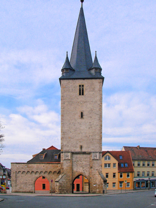 Bild: Der Johannistorturm zu Aschersleben wurde im Jahre 1382 erbaut. Er ist 42 Meter hoch und der einzige erhaltene Torturm der Stadt.