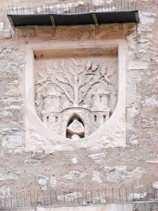 Bild: Wappen am Johannistorturm. Das untere Wappen zeigt das historische Stadtwappen der Stadt Aschersleben mit den beiden Tortürmen und der Eiche mit den drei Raben.
