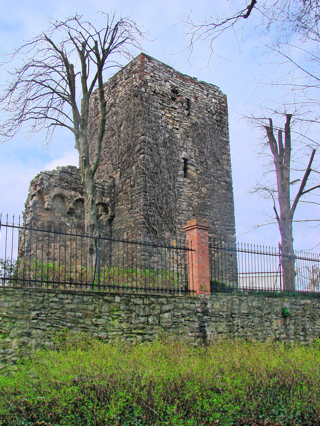 Bild: Die Ruinen des Turmes und des Zwingers in der Johannispromenade von Aschersleben.