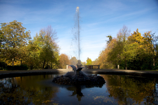 Bild: Das wasserspeiende Ungeheuer Lindwurm mit bis zu 16 Meter hoher Wasserfontäne im Schlosspark zu Ballenstedt.