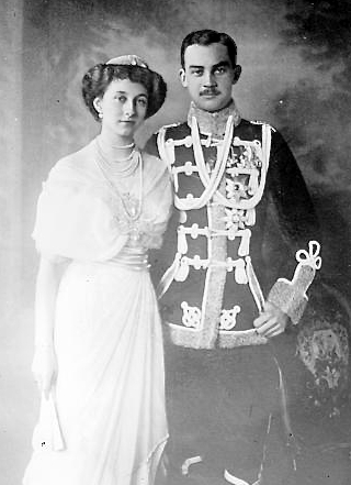 Bild: Die Kronprinzessin Viktoria Luise von Preußen und ihr Gatte Ernst August II. von Braunschweig. Dieses Bild ist gemeinfrei, weil seine urheberrechtliche Schutzfrist abgelaufen ist.