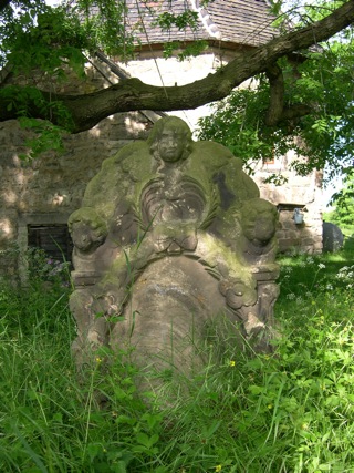 Bild: Historische Grabsteine auf dem Burgberg von Bösenburg.