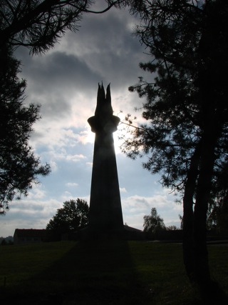 Bild: Der Obelisk Flamme der Freundschaft in der Abenddämmerung.
