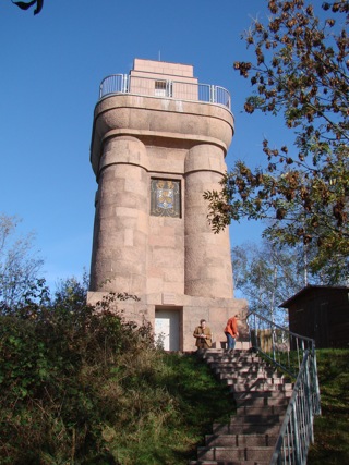 Bild: Der Bismarckturm auf dem Petersberg bei Halle an der Saale.