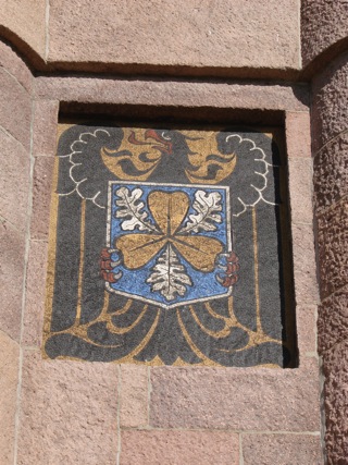 Bild: Das Wappen der Familie von Bismarck am Bismarckturm auf dem Petersberg bei Halle an der Saale.