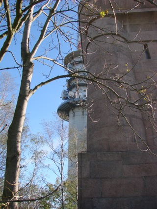 Bild: Tradition und Moderne. Der Bismarckturm und der Fernsehturm auf dem Petersberg bei Halle an der Saale.