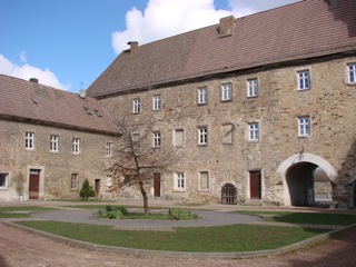 Bilder: Im Innenhof des Schlosses zu Schochwitz.