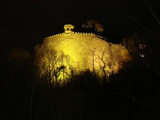 Bild: Die mächtige Bastion Mine des Schlosses zu Mansfeld prägt das Antlitz der Kleinstadt im Landkreis Mansfeld-Südharz bei Nacht.