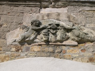 Bilder: Das Eingangstor des Schlosses zu Schochwitz mit dem Wappenfries.