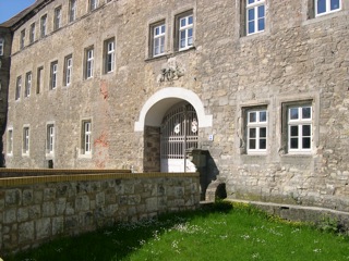 Bilder: Das Eingangstor des Schlosses zu Schochwitz mit dem Wappenfries.