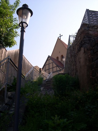 Bild: Sie Stiege vom Luisenplatz zur St. Gangolf Kirche auf dem Kupferberg.