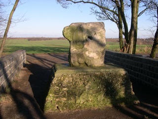 Bild: Der Löchrige Stein oder Hoyerstein bei Welfesholz.