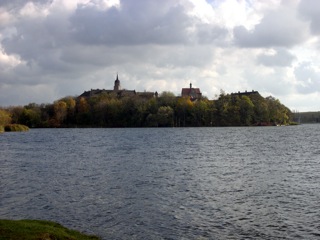 Bild: Das romantische Schloss Seeburg am Süßen See bei Eisleben.