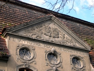 Bild: Mittelrisalit am Barockflügel des Schlosses zu Gänsefurth.