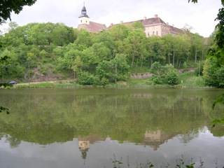 Bild: Das Schloss Walbeck spiegelt sich im Fischteich.