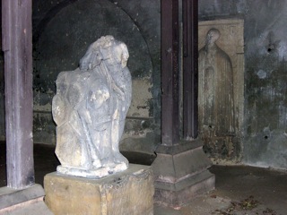 Bild: Historische Grabsteine in der Kronenkirche auf dem Alten Friedhof oder Campo Santo in der Lutherstadt Eisleben.