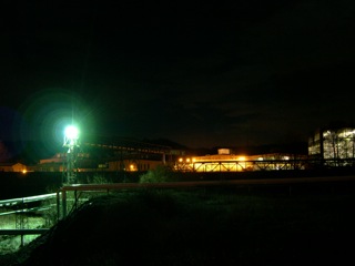 Bild: Blick auf MKM bei Nacht.