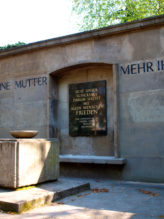 Bild: Ehrenmal für die Opfer der beiden Weltkriege auf dem Campo Santo - Alter Friedhof - in der Lutherstadt Eisleben.