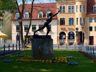 Bild: Das Denkmal Der Marathonläufer am Schlossplatz in der Lutherstadt Eisleben.