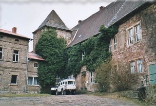Im: Schlosshof des Schlosses zu Friedeburg.