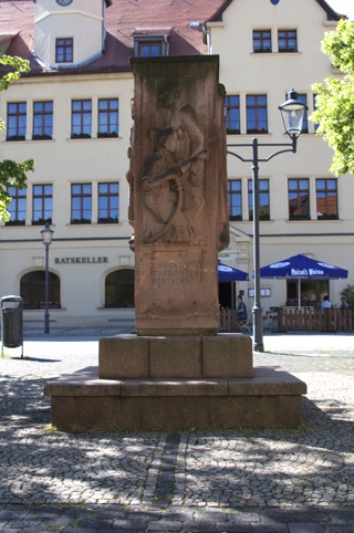 Bild: Das Bergbaudenkmal auf dem Markt von Hettstedt wurde 1950 vom Bildhauer Richard Horn geschaffen. Es wurde anlässlich der 750 Jahrfeier des Bestehens der Mansfelder Berg- und Hüttenleute am 2. September 1950 eingeweiht.