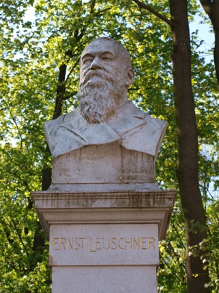 Bild: Das Ernst Leuschner Denkmal in der Lutherstadt Eisleben.