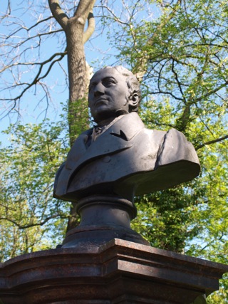 Bild: Das Friedrich Koenig Denkmal in der Lutherstadt Eisleben.
