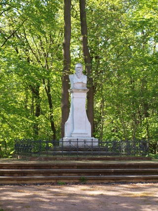 Bild: Das Ernst Leuschner Denkmal in der Lutherstadt Eisleben.