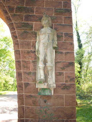 Bild: Die rechte Figur am Tor der Mahnung in Eisleben verkörpert den jungen Bergarbeiter als Symbol der Hoffnung in die Zukunft.