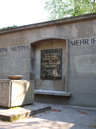 Bild: Auf dem Alten Friedhof oder Campo Santo in der Lutherstadt Eisleben. Denkmal zu Ehren der in den zwei Weltkriegen umgekommenen Menschen der Lutherstadt Eisleben.