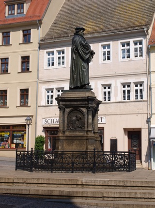 Bild: Das Lutherdenkmal auf dem Markt von Eisleben.
