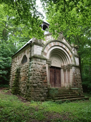 Bild: Das Mausoleum der Familie von Knigge in der Nähe des Schlosses Harkerode.
