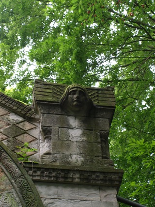 Bild: Das Mausoleum der Familie von Knigge in der Nähe des Schlosses Harkerode.