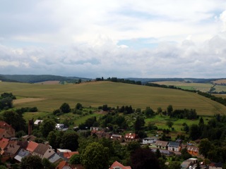 Bild: Blick von der Bastion Mine des Schlosses zu Mansfeld auf die Rabenskuppe.