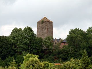 Bild: Schloss Beyernaumburg mit dem mächtigen Bergfried.