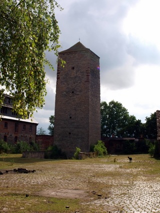 Bild: Der Bergfried am Schloss Beyernaumburg.