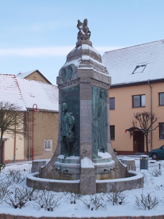 Bild: Der Lutherbrunnen in der Altstadt von Mansfeld.