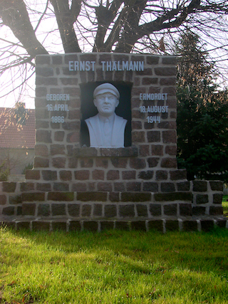 Bild: Denkmal zu Ehren des Arbeiterführers Ernst Thälmann an der ehemaligen Polytechnischen Oberschule ERNST SCHNELLER in Polleben.