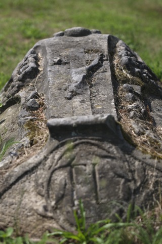 Bild: Historischer Grabstein auf dem Wipertifriedhof zu Quedlinburg.