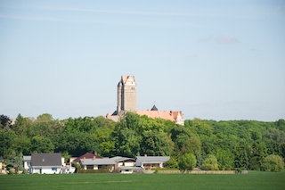 Bild: Stolz wie der Hahn der Großtrappe erhebt sich das Schloss Plötzkau mit seinem imposanten Bergfried über die Saaleaue.