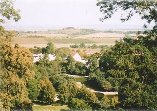 Bild: Blick von Schloss Ballenstedt auf die Teufelsmauer. Die Gegensteine bei Asmusstedt.