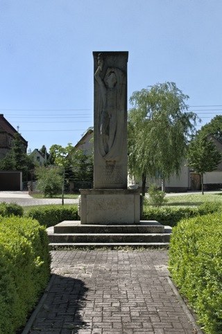 Bild: Das Denkmal für die Opfer des Faschismus in Wansleben am See wurde durch den Bildhauer Richard Horn aus Halle an der Saale nach dem Zweiten Weltkrieg gestaltet.