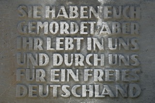 Bild: Das Denkmal für die Opfer des Faschismus in Wansleben am See wurde durch den Bildhauer Richard Horn aus Halle an der Saale nach dem Zweiten Weltkrieg gestaltet.