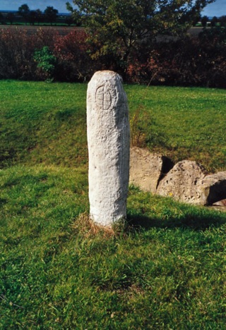 Bild: Steinkistengrab und Dolmengöttin an der Eichstädter Warte bei Langeneichstädt.