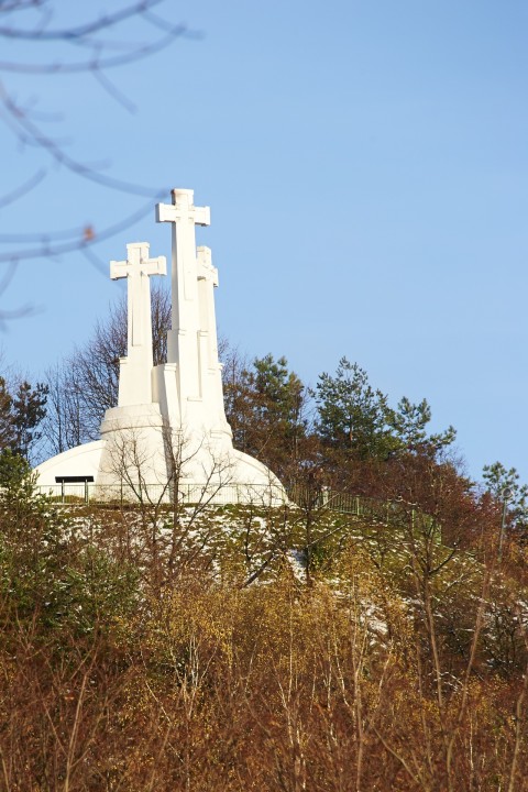 Bild: Die Drei Kreuze in Vilnius wurden zum Gedenken an drei ermordete Mönche errichtet. Litauen wurde erst im 15. Jahrhundert christianisiert.