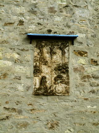 Bild: Die Kirche St. Margarethen zu Aschersleben. Grabplatte aus der Zeit der Renaissance am Westportal der Kapelle.