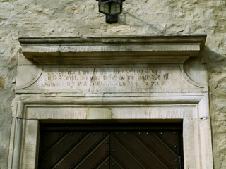 Bild: Die Kirche St. Margarethen zu Aschersleben. Detailansicht der Inschrift am Südportal.