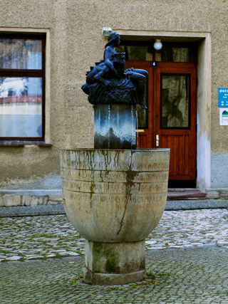 Bild: Statue der Heiligen Margarethe auf dem Kirchhof der gleichnamigen Kirche.